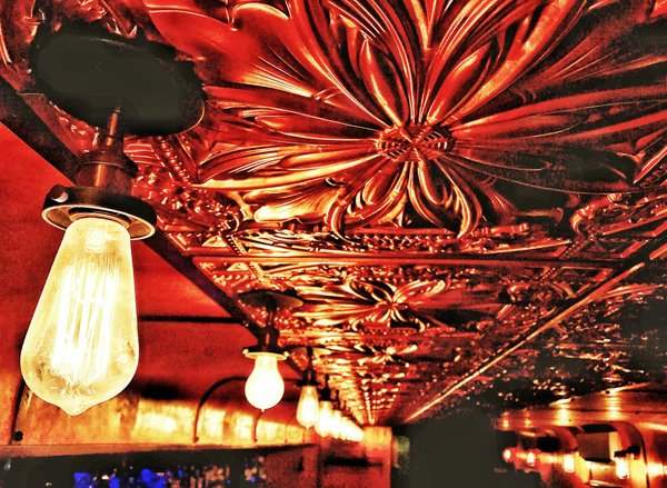 What are the best holiday rental options in Edinburgh for access to hidden speakeasies?