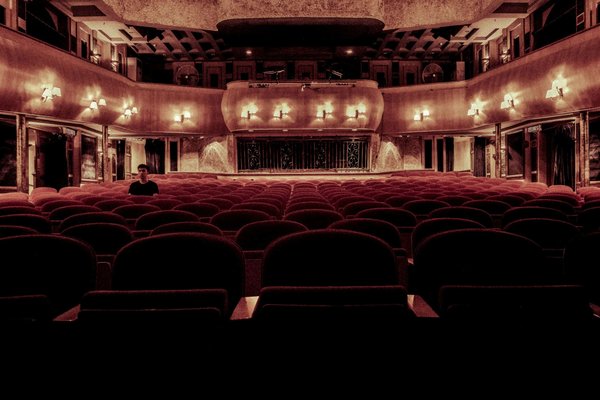 Which theatres in Glasgow offer behind-the-scenes tours focusing on Scottish playwrights?